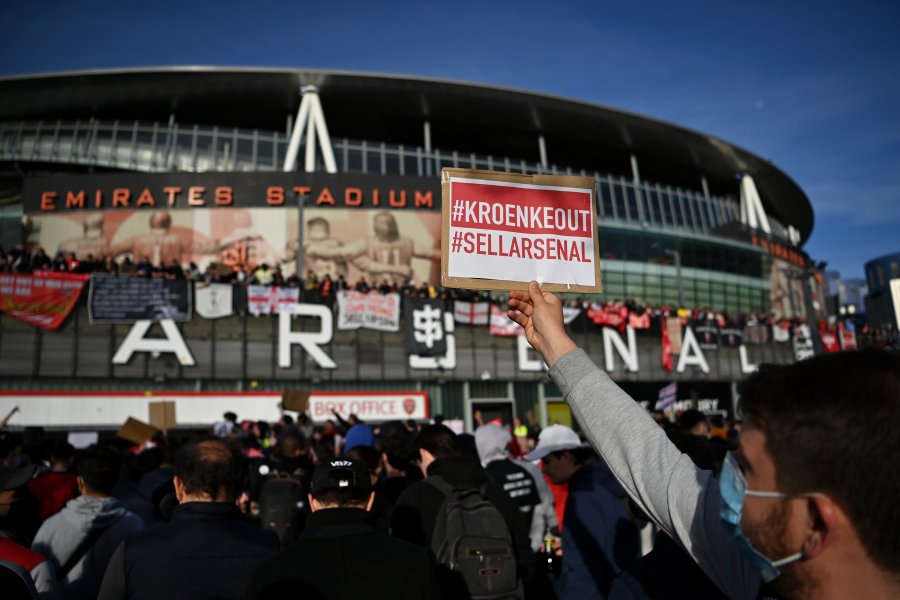 Фенове на Арсенал щурмуват Emirates Stadium1