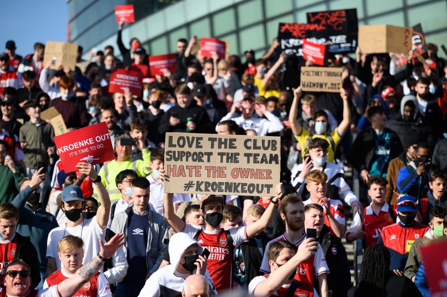 Фенове на Арсенал щурмуват Emirates Stadium1