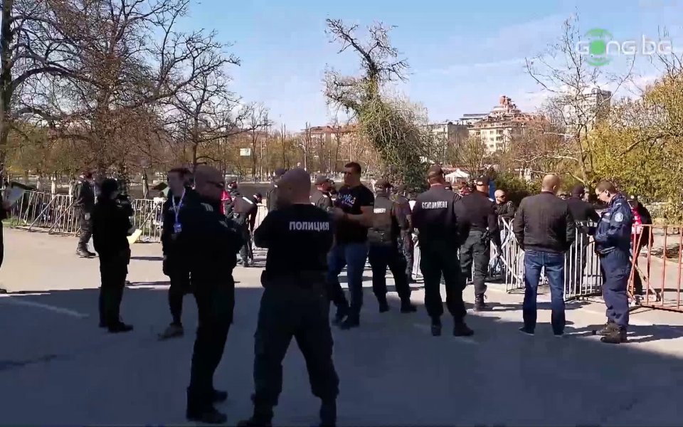 Привържениците на ЦСКА заемат местата си на националния стадион преди