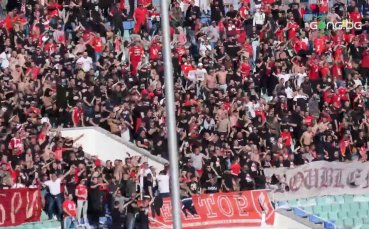 Феновете на ЦСКА надъхват своите любимци от трибуните