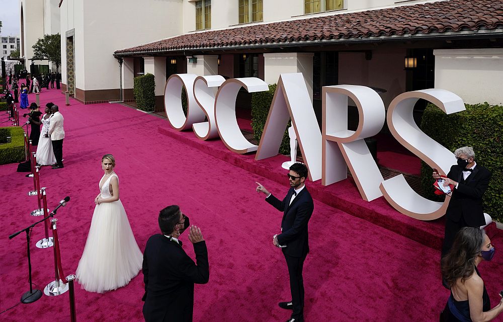 Мария Бакалова на червения килим на наградите Оскар