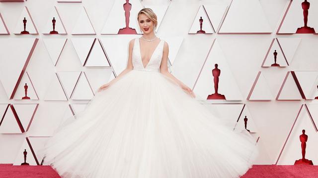 Българската Пепеляшка на наградите Оскар: Мария Бакалова на червения килим в Ел Ей (СНИМКИ)