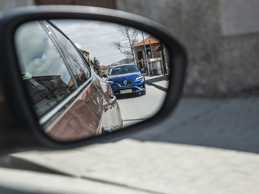 Megane се предлага в три каросерии (хечбек, комби [Grandtour] и седан), а за най-запалените автомобилни фенове има и версии R.S. и R.S. Trophy (с по 300 „коня” и завиващи четири колела). Бензиновите двигатели са три, дизелът един, които може да се комбинират с механична или 7-степенна EDC трансмисия. Електрификация? Разбира се, имаме плъг-ин модификация, а към края на годината ще видим изцяло новия електрически Megane, който миналата година бе показан във формата на концептуалния Megane eVision.