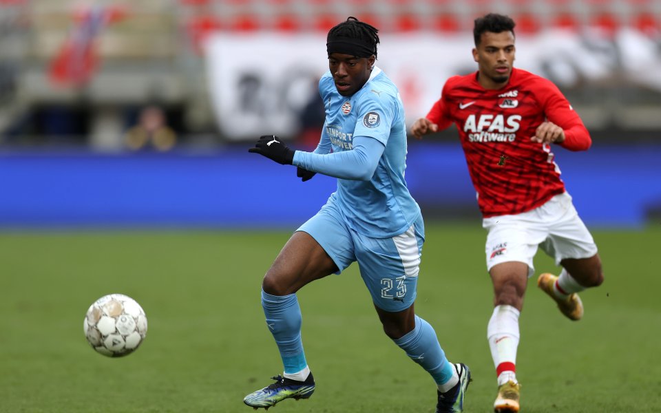 Лестър се включи в битката за крилото на ПСВ Айндховен