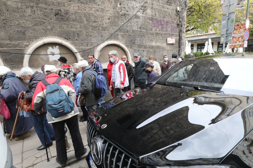 Раздадоха храна на нуждаещи се в храм „Св. Петка“ на Велики вторник