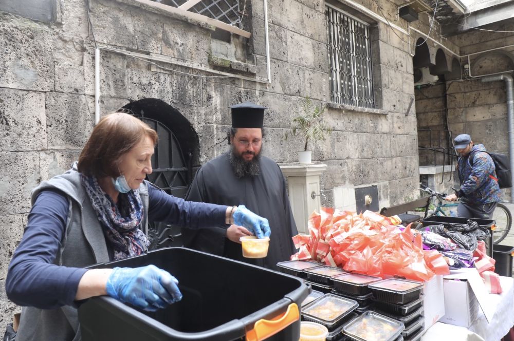 Раздадоха храна на нуждаещи се в храм „Св. Петка“ на Велики вторник