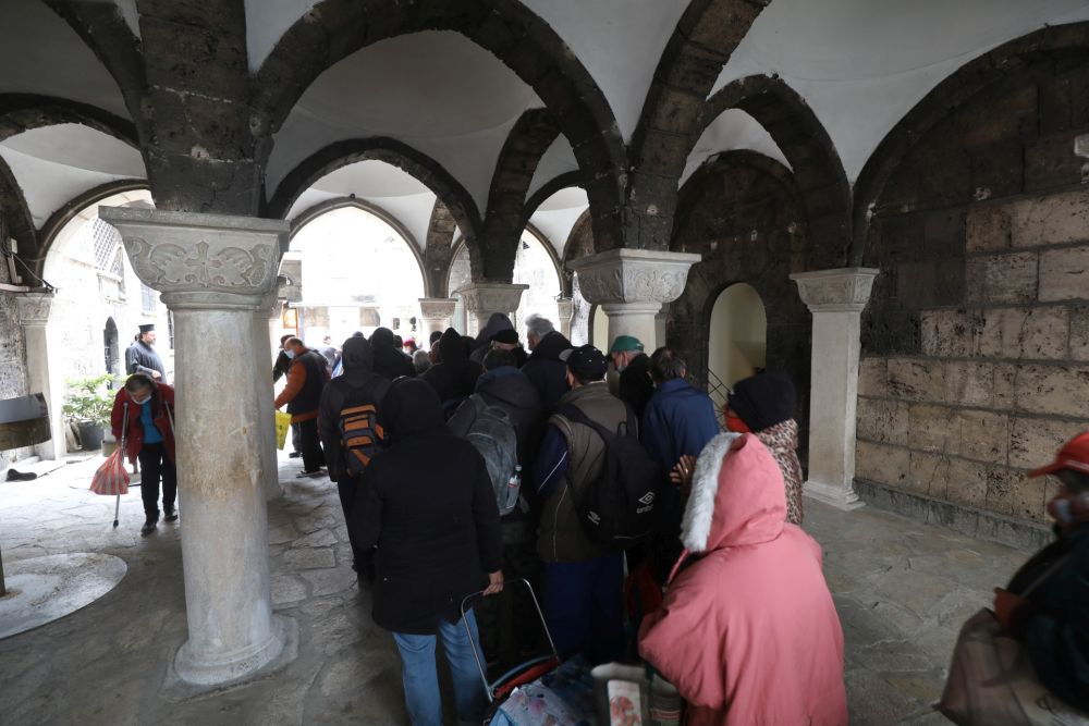 Раздадоха храна на нуждаещи се в храм „Св. Петка“ на Велики вторник