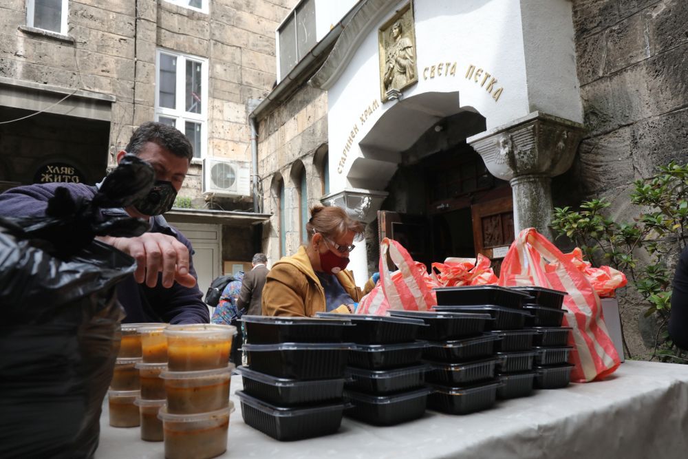 Раздадоха храна на нуждаещи се в храм „Св. Петка“ на Велики вторник