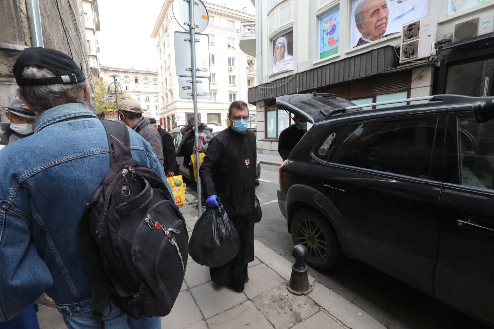 Раздадоха храна на нуждаещи се в храм „Св. Петка“ на Велики вторник