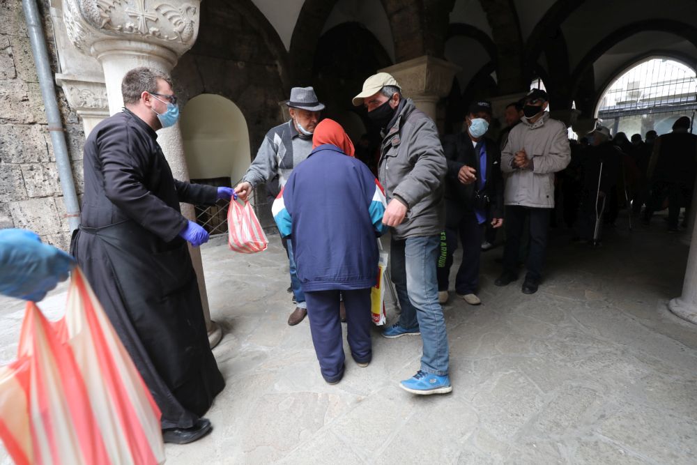 Раздадоха храна на нуждаещи се в храм „Св. Петка“ на Велики вторник