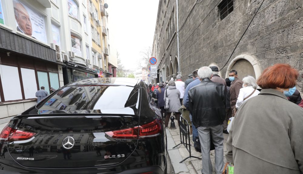 Раздадоха храна на нуждаещи се в храм „Св. Петка“ на Велики вторник