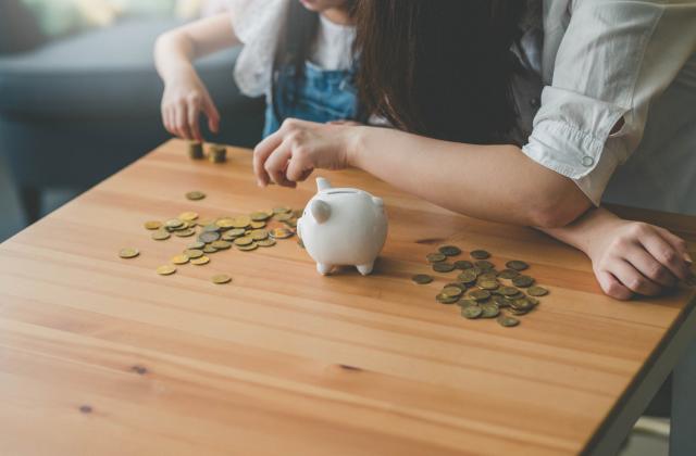 Средно 3084 деца на месец получават месечна помощ без да