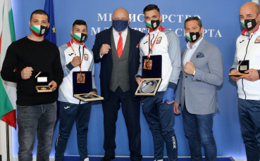 Министърът на младежта и спорта в оставка Красен Кралев награди