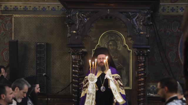 Миряни минаха под Светата Плащаница на Разпети петък в „Света Неделя“ (СНИМКИ)