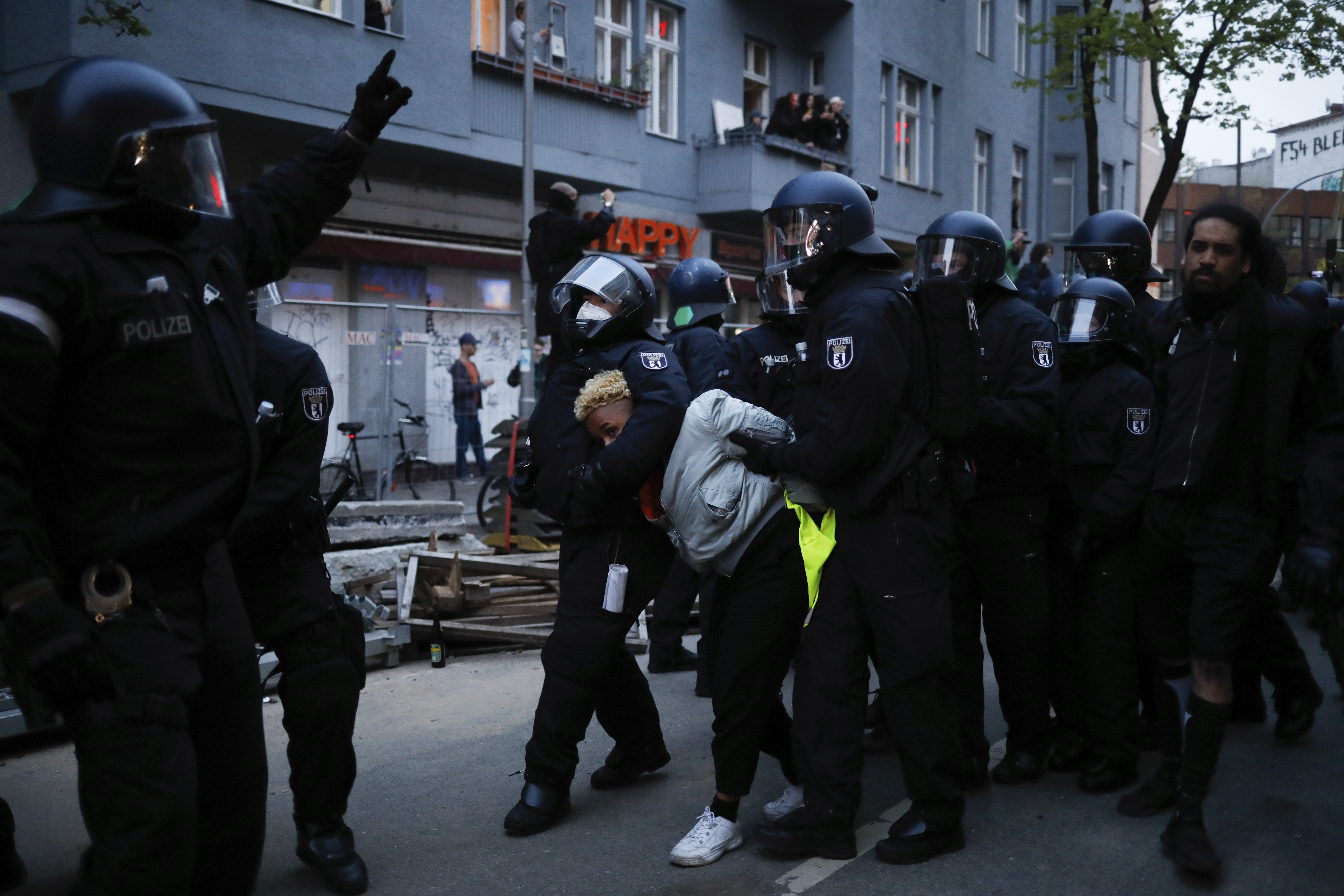 <p>Полиция и протестиращи влязоха в сблъсъци във вчерашните първомайски демонстрации в Берлин</p>