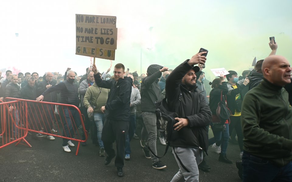 Ужасяваща гледка разтърси феновете в Англия след проваленото дерби между