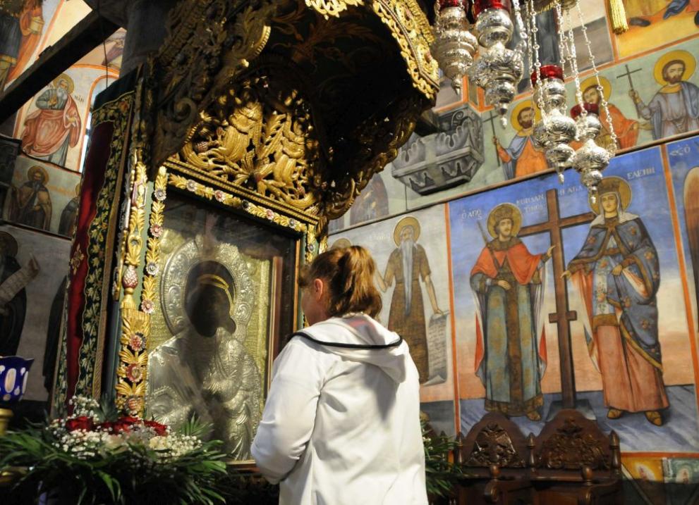 Стотици миряни се включиха в литийното шествие с чудотворната икона