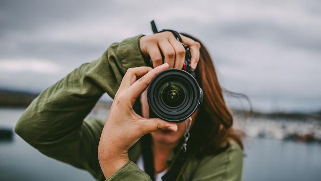 Instagram инфлуенсърка ни учи как да позираме за перфектните снимки (ВИДЕО)