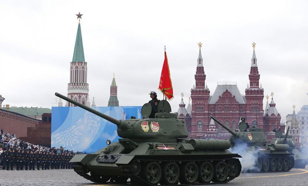 Русия ще отбележи днес Деня на победата, докато руските военни