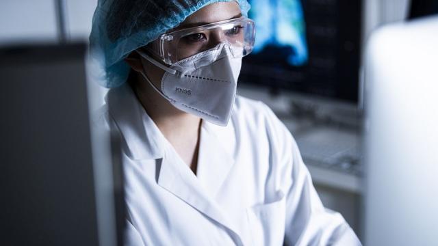 Учени разработиха микроробот, способен да улавя увредени клетки