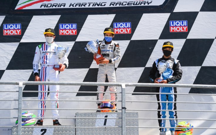  Калоян Върбицалиев на почетната стълбичка (вляво) 