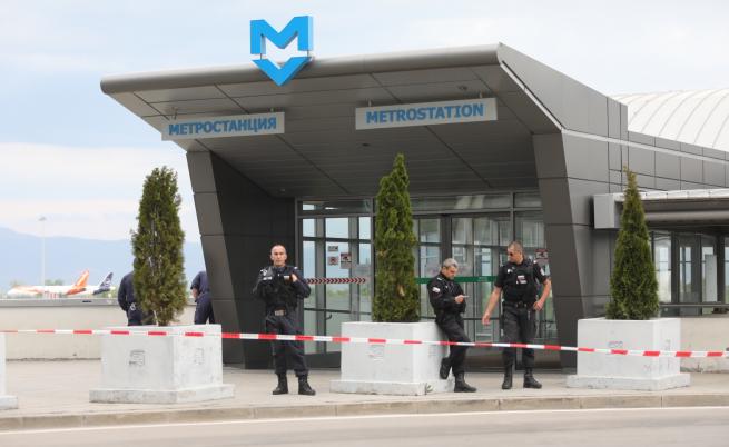 Инцидент в метрото на летище София, загинал и ранена жена