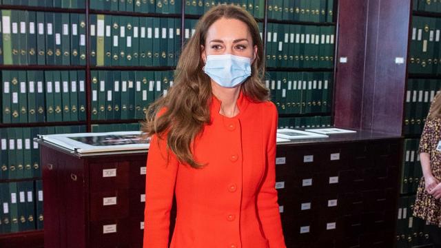 Безупречна в червено: Херцогиня Кейт в Националната портретна галерия в Лондон (СНИМКИ)