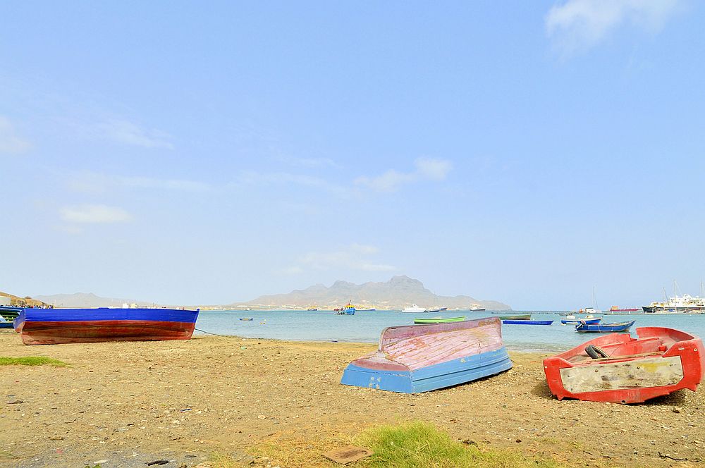 Кабо Верде<br>
<br>
Островната държава е известна с уникалните си плажове и широките, златисти и фини пясъци.
