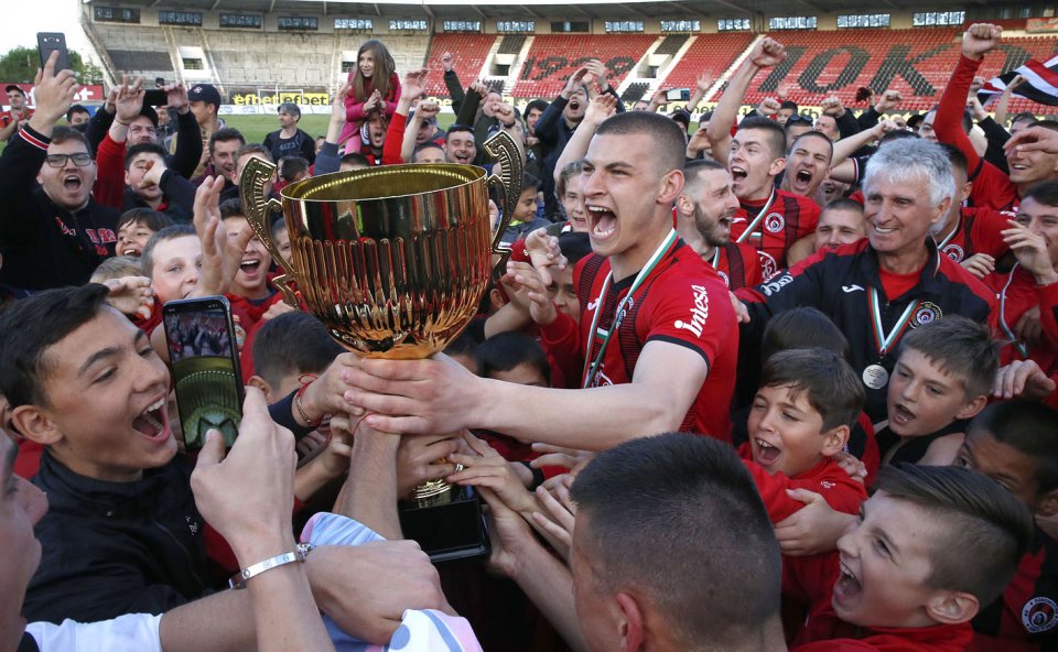 Награждаване на Локомотив София за второто място във Втора лига1