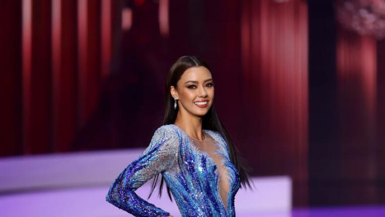 Кандидатките за „Мис Вселена 2021“ дефилират с вечерни рокли
