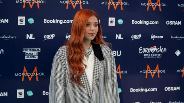 Виктория впечатли с изящна визия на тюркоазения килим на Евровизия