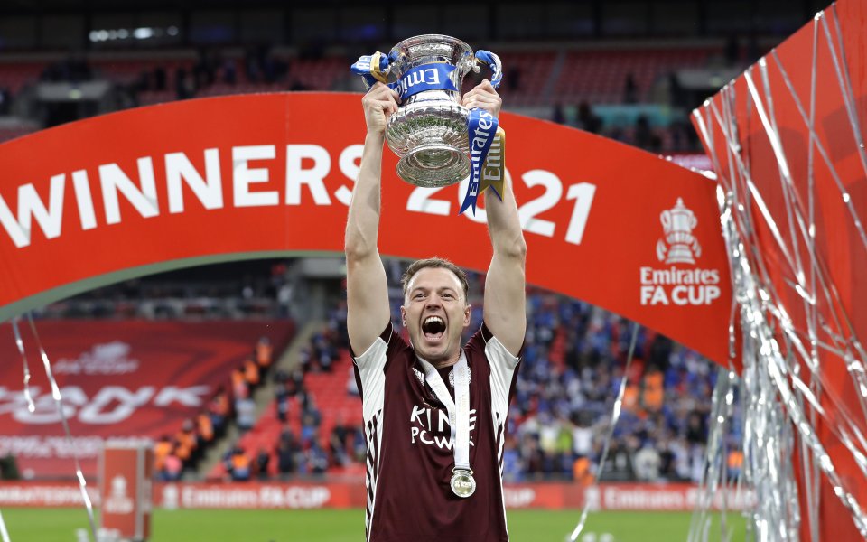 Централният защитник на Лестър Джони Евънс ще пропусне утрешното гостуване