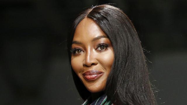 Наоми Кембъл отбелязва с изложба 40 години в света на модата (СНИМКИ)