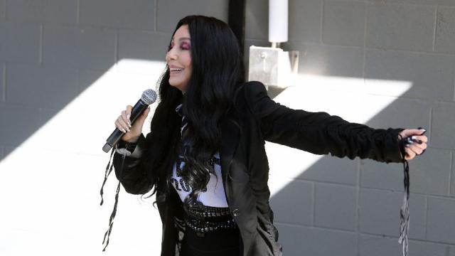 Слухове за романтична връзка: Шер под ръка с 36-годишен рапър (СНИМКИ)