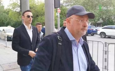 Кандидатът за президент на Българския футболен съюз Димитър Бербатов пристигна