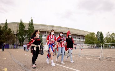 Фенки на Атлетико Мадрид се придвижват към стадиона за да