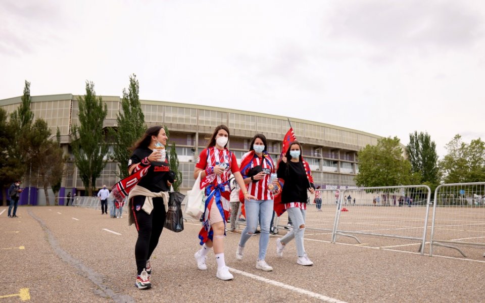 Фенки на Атлетико Мадрид се придвижват към стадиона, за да