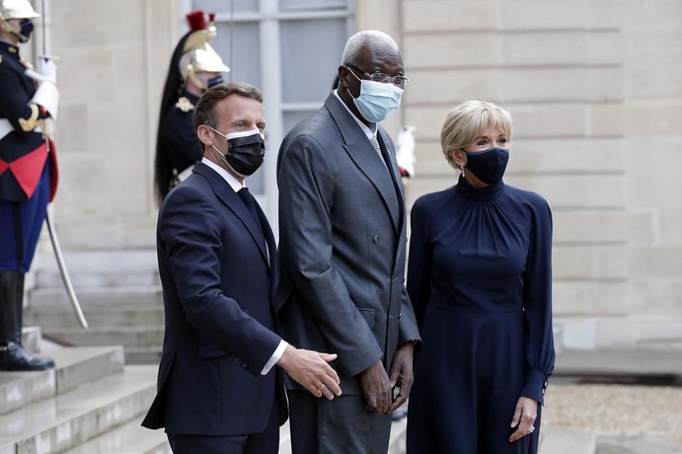 Президентът на Мали  Ба Ндау с френския държавен глава Емануел Макрон и неговата съпруга