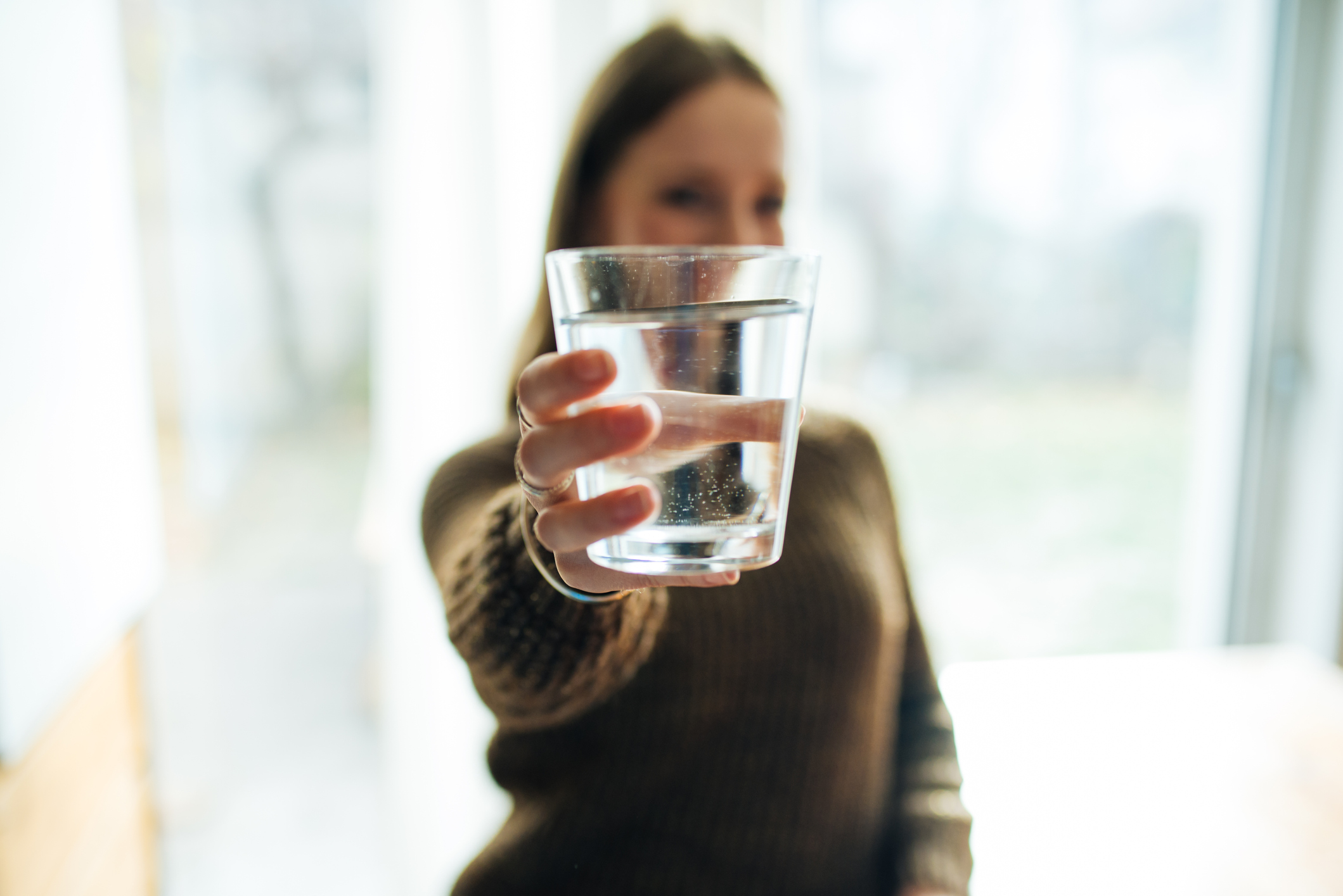 <p>Засилване на метаболизма и притока на енергия: Само една чаша вода сутрин на гладно ускорява метаболизма с 24%. Какво ли ще се случи с тялото ни, ако пием вода през целия ден!</p>
