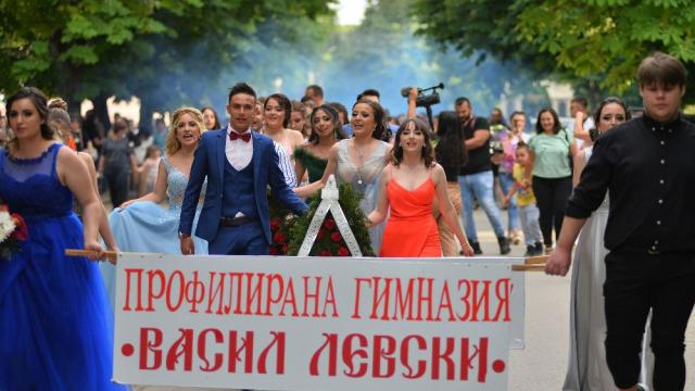 1, 2, 3...12: Абитуриенти в цялата страна празнуват с широки усмивки и в пъстри тоалети (СНИМКИ)