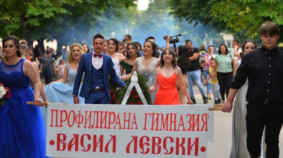 1, 2, 3...12: Абитуриенти в цялата страна празнуват с широки усмивки и в пъстри тоалети (СНИМКИ)