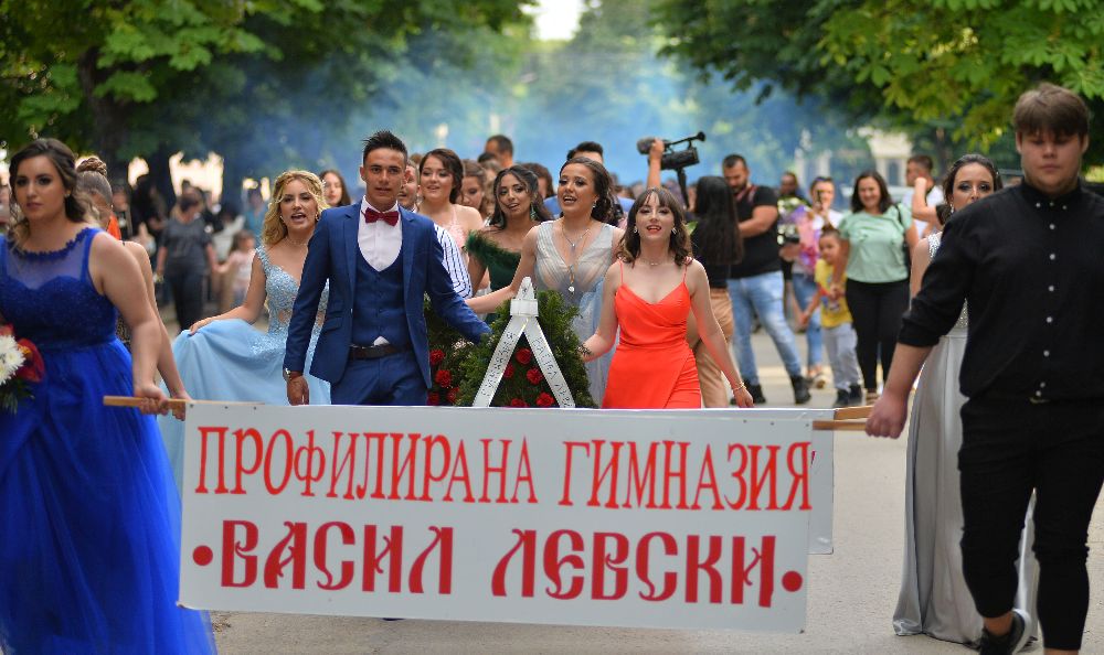 С дефиле по главната улица и на площада в Исперих бяха изпратени абитуриентите от профилирана гимназия „Васил Левски“ в Исперих