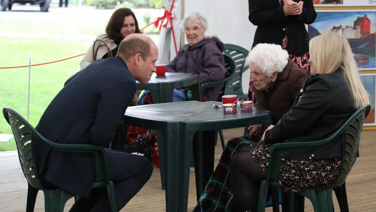 Принц Уилям и 96-годишната Бети Маги от Шотландия