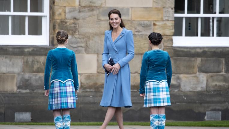  Кейт Мидълтън пленява в синя рокля с лъх от 80-те 