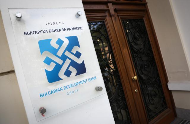 Министърът на иновациите и растежа Даниел Лорер и ръководството на Българската банка за