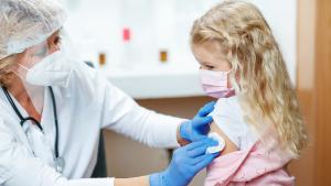 Ваксинацията срещу COVID 19 вече се препоръчва за деца на възраст