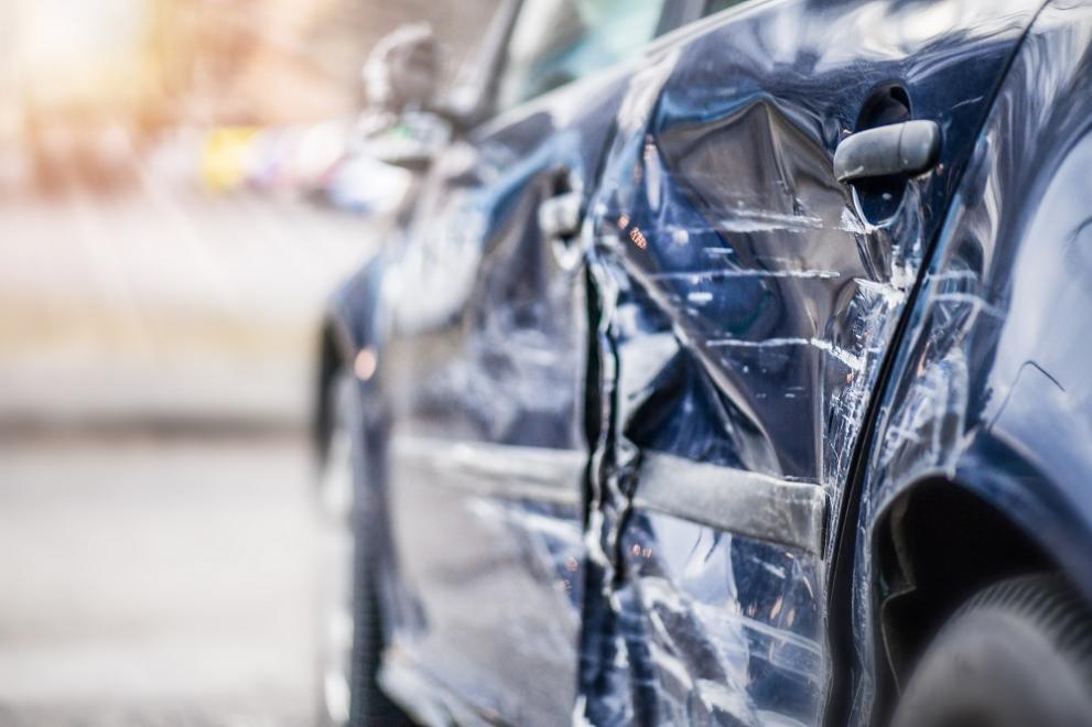 19-годишен шофьор с кола без регистрационни табели е катастрофирал на пътен