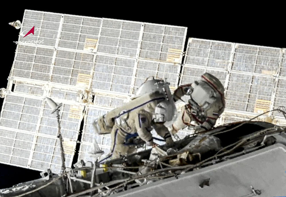 Олег Новицки и Пьотр Дубров на първата си космическа разходка за 2021 г.