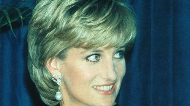 Продават на търг рокля и блуза на принцеса Даяна за над 300 000 долара 