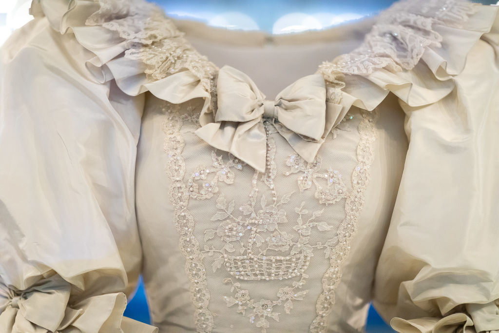 Сватбената рокля на принцеса Даяна, украсена с перли, пайети и винтидж дантела, е със 7,62-метров шлейф - най-дългият на рокля на кралска сватба